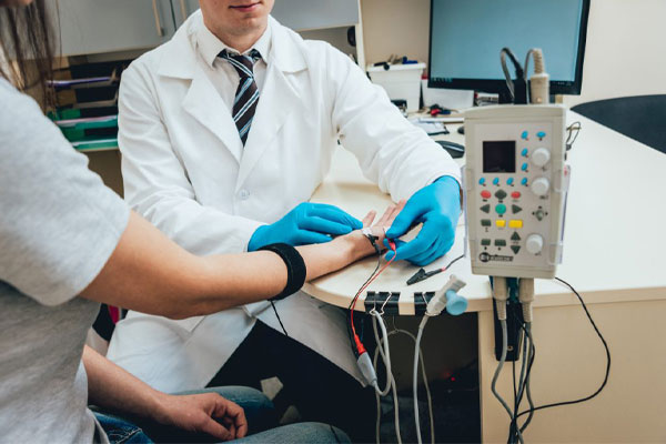 دستگاه EMG دقیقاً چه کاری انجام می ‌دهد؟