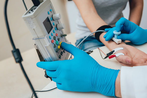 چطور یک دستگاه EMG مناسب انتخاب کنیم؟